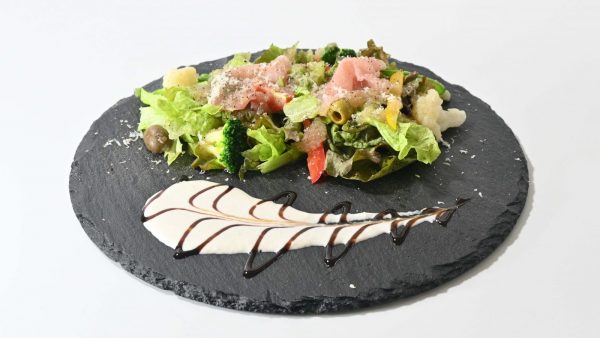 彩り野菜と生ハムのサラダ