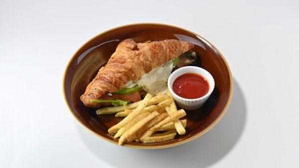 スモークサーモンと<br>クリームチーズの<br>クロワッサンサンド