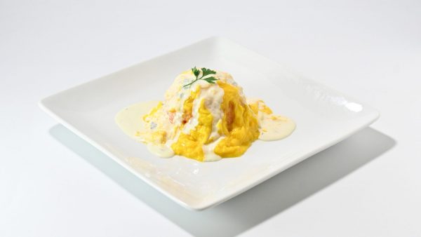 オムライス<br>（チーズクリームソース）<br>ミニサラダ付き