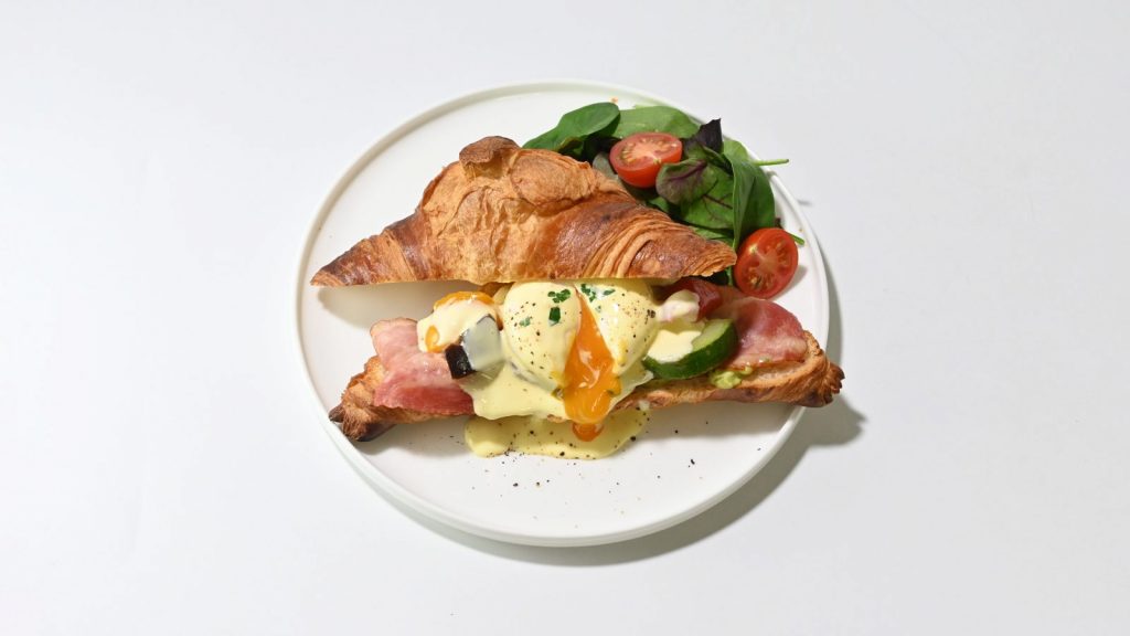 エッグベネディクトとグリル野菜のクロワッサンサンド