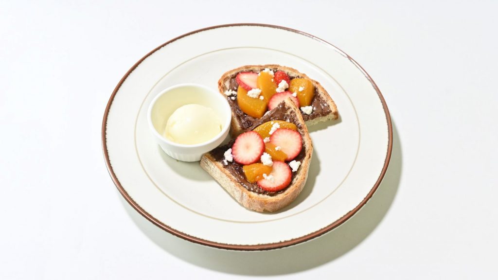 春のいちごと黄桃のオープンサンド